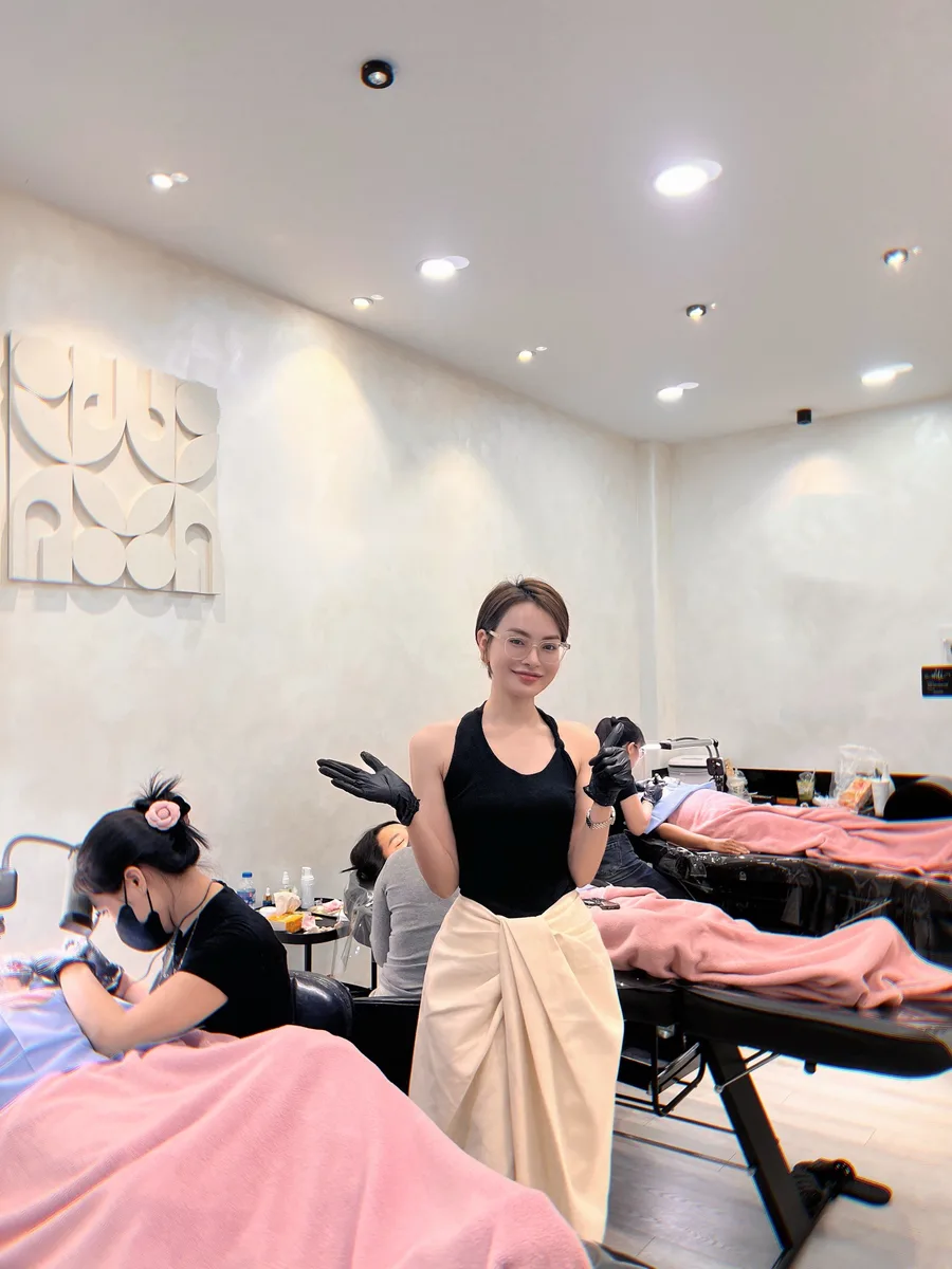 Chuyên gia HạnhKaty trong buổi đào tạo kỹ thuật làm hồng nhũ hoa